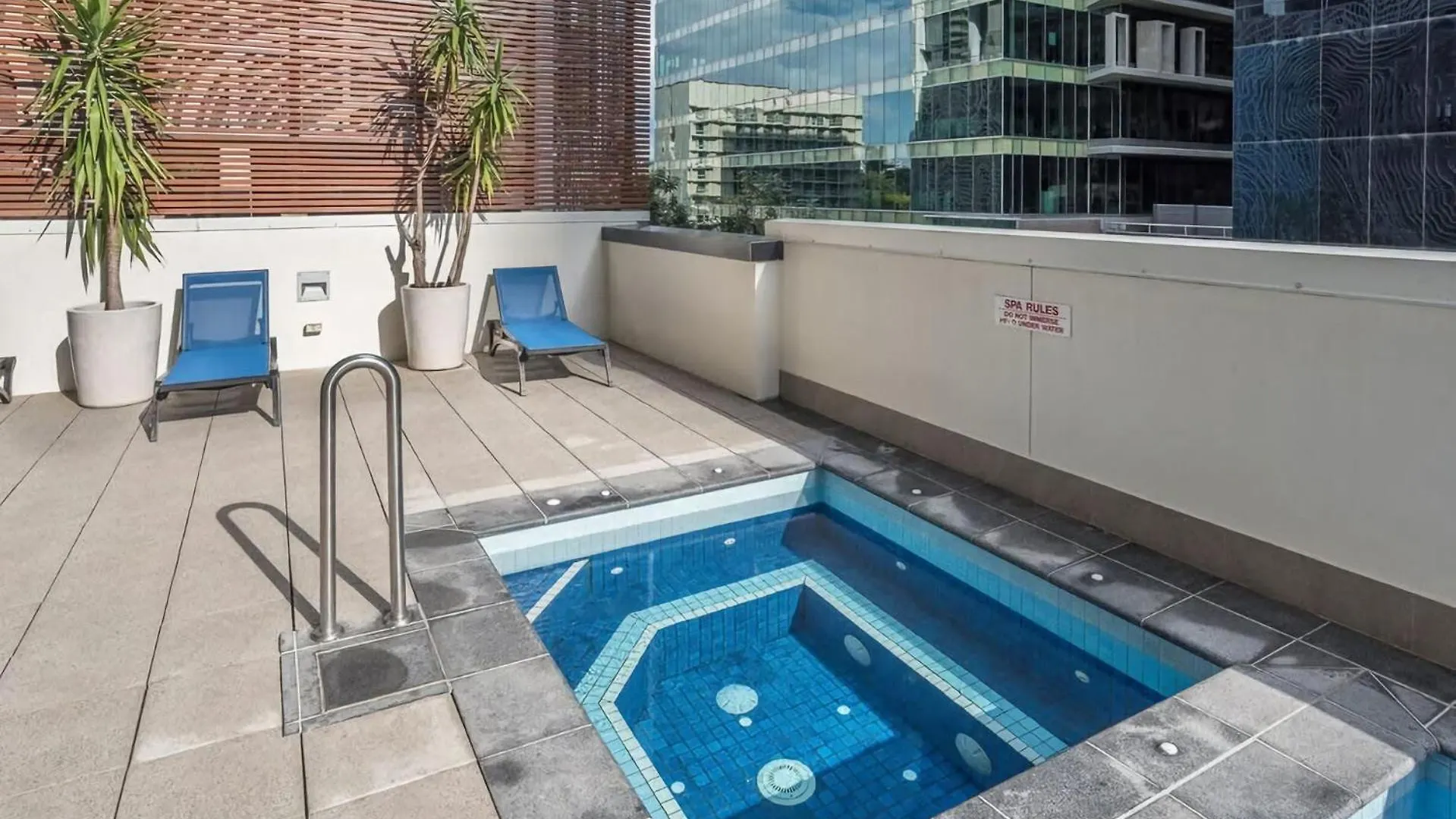 Apartment Stylish City Getaway With Pool Gym Parking Brisbane