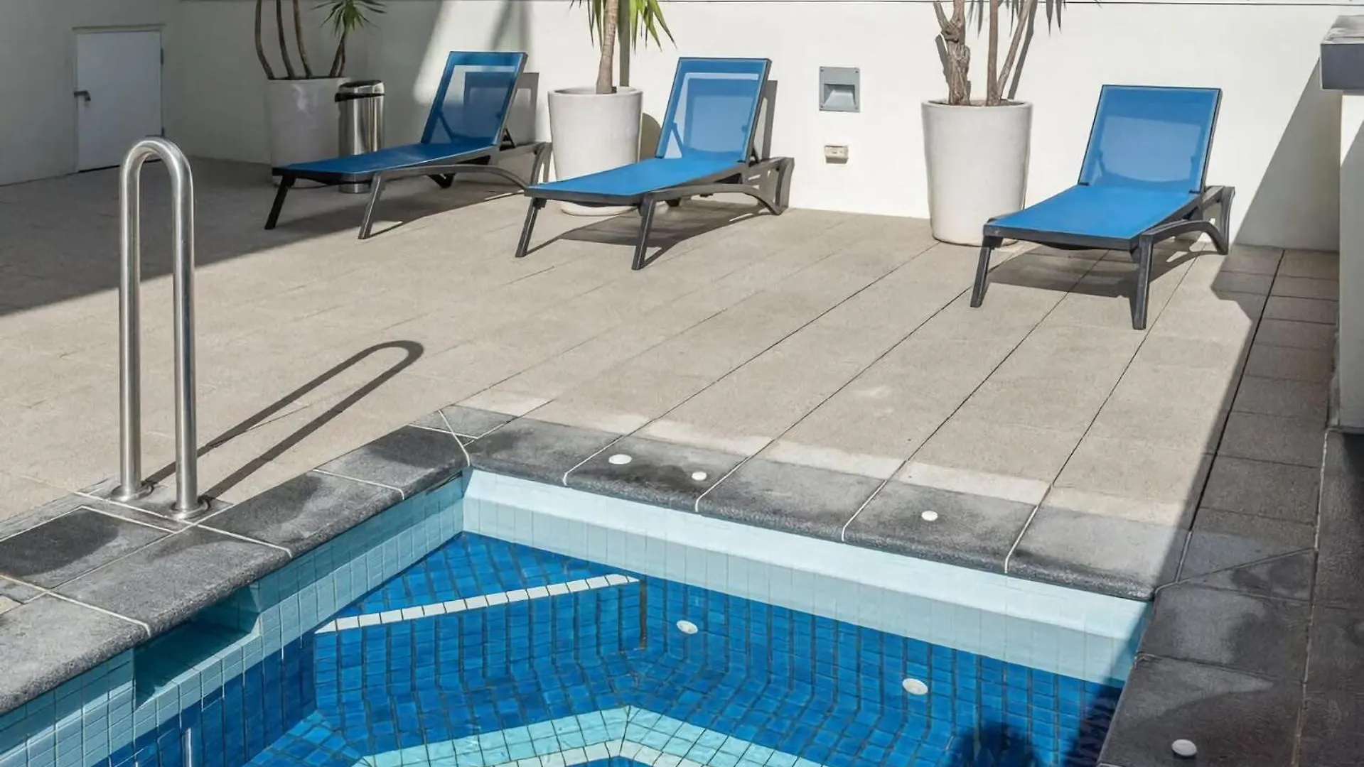 Stylish City Getaway With Pool Gym Parking Brisbane 0*,