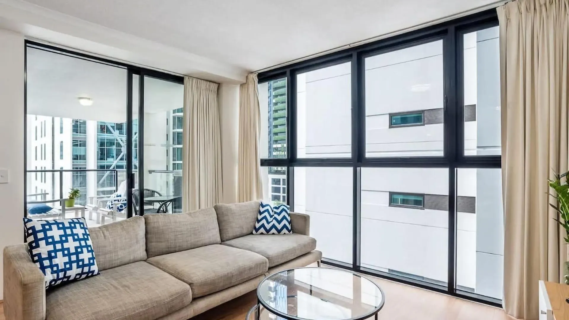 Apartment Stylish City Getaway With Pool Gym Parking Brisbane