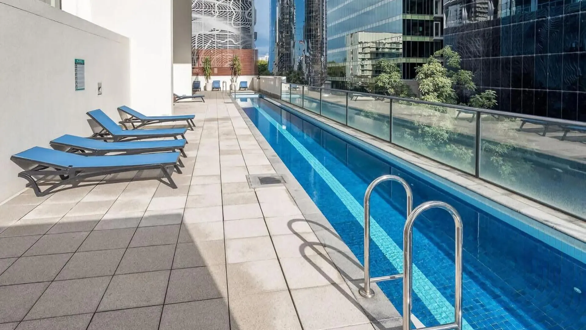 Stylish City Getaway With Pool Gym Parking location